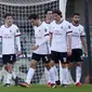 Gianluigi Donnarumma (kiri) dan rekan-rekannya tertunduk lesu usai Verona membobol gawangnya pada lanjutan Liga Italia di stadion Bentegodi, Italia, (17/12). Milan takluk 3-0 atas Verona. (Simone Venezia/ANSA via AP)