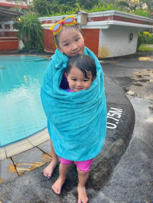 Sarwendah dan Ketiga Anaknya (Instagram/thaliaputrionsu)