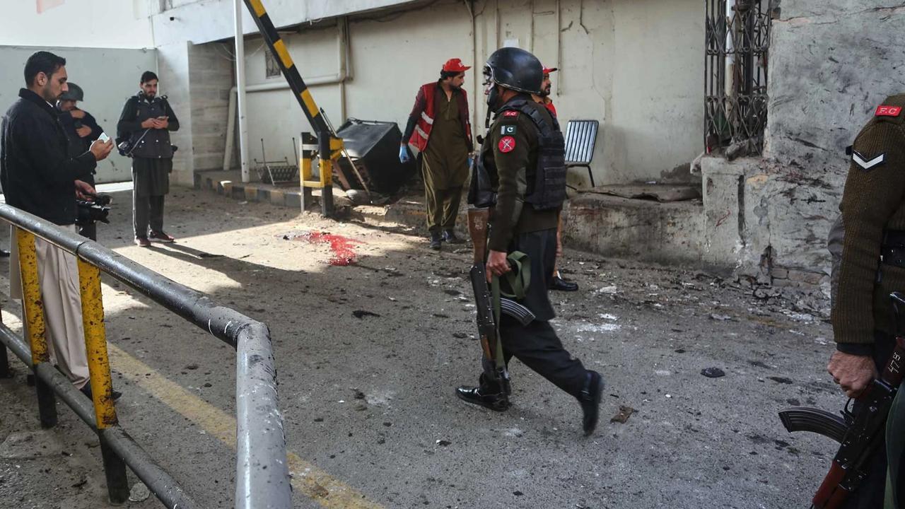FOTO: Serangan Bom Bunuh Diri Hantam Markas Paramiliter di Peshawar