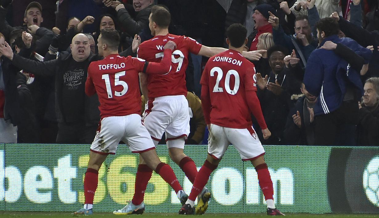 <p>Pemain Nottingham Forest, Chris Wood (tengah) merayakan setelah mencetak gol ke gawang Manchester City selama pertandingan Liga Premier Inggris di Stadion City Ground, Nottingham, Inggris, Sabtu (18/2/2023). Hasil imbang ini membuat Man City turun takhta klasemen Liga Inggris. (AP Photo/Rui Vieira)</p>
