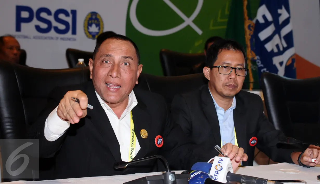 Ketua Umum PSSI, Edy Rahmayadi (kiri) memberi keterangan usai penutupan kongres biasa di Jakarta, Kamis (10/11). Edy Rahmayadi menjadi Ketua Umum PSSI 2016-2020 setelah meraih suara 76 dari 107 pemilik hak suara. (Liputan6.com/Helmi Fithriansyah)