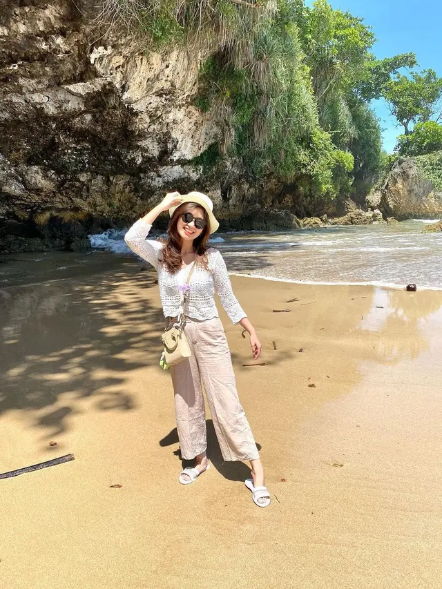 6 Potret Terbaru Hanna Sutiono Eks JKT48 Saat Liburan ke Pantai Ini Menawan