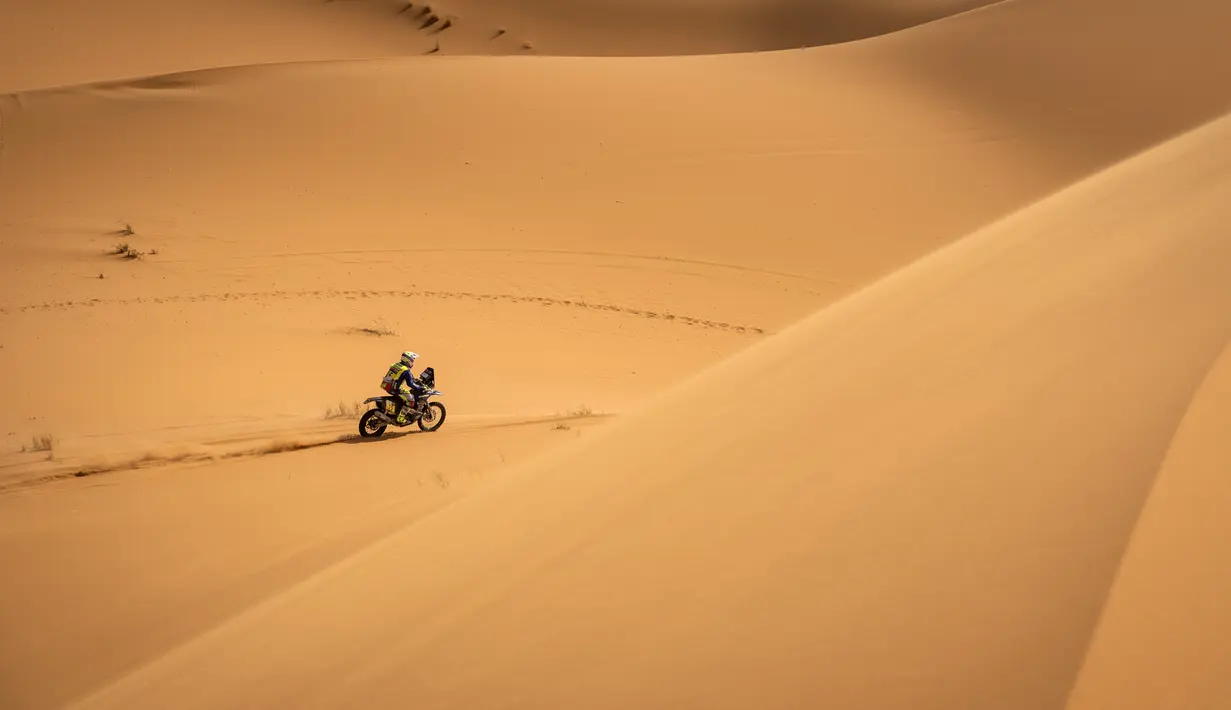 Pembalap Sherco 450 RTR Lorenzo Santolino berlaga di Reli Maroko 2021 di wilayah Merzouga (10/10/2021). Reli Maroko 2021 setelah gagal diselenggarakan pada tahun 2020 karena COVID-19, akan dilanjutkan tahun ini, dari 6 Oktober hingga 14 Oktober. (AFP/Fadel Senna)