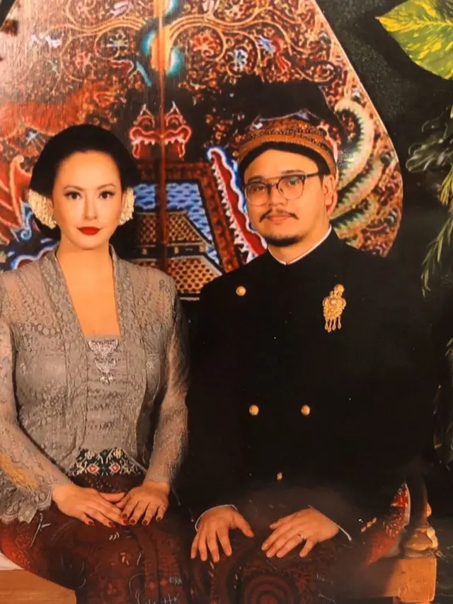 Jarang Tersorot, Ini 7 Potret Mesra Derby Romero dan Sang Istri