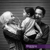 Setelah resmi menjadi seorang ibu, Icha mengurangi kegiatannya dalam dunia entertainment. Hal itu dilakukan agar tetap bersama buah hatinya. Sesuai kesepakatan dengan suami, yang tidak ingin anaknya diasuh oleh baby sitter. (Bambang E. Ros/Bintang.com)