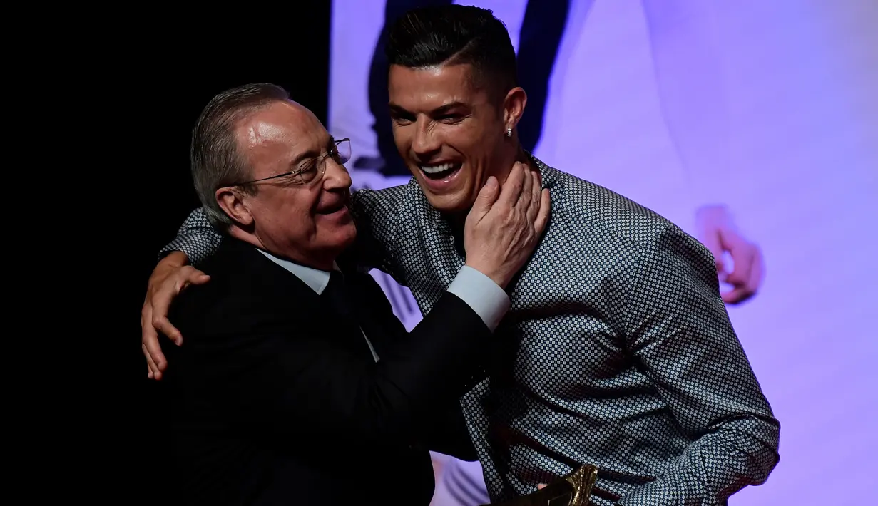 Penyerang Juventus, Cristiano Ronaldo memeluk presiden Real Madrid, Florentino Perez  usai mandapat ucapan selamat setelah meraih penghargaan media olahraga top Spanyol, Marca di Reina Victoria Theater, Madrid (29/7/2019). (AFP Photo/Javier Soriano)