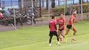 Pemain Bhayangkara FC, Radja Nainggolan, saat sesi latihan di Lapangan B Senayan, Jakarta, Jumat (12/1/2023). Pemain keturunan Indonesia ini diharapkan bisa membawa The Guardian keluar dari zona degradasi.  (Bola.com/M Iqbal Ichsan)