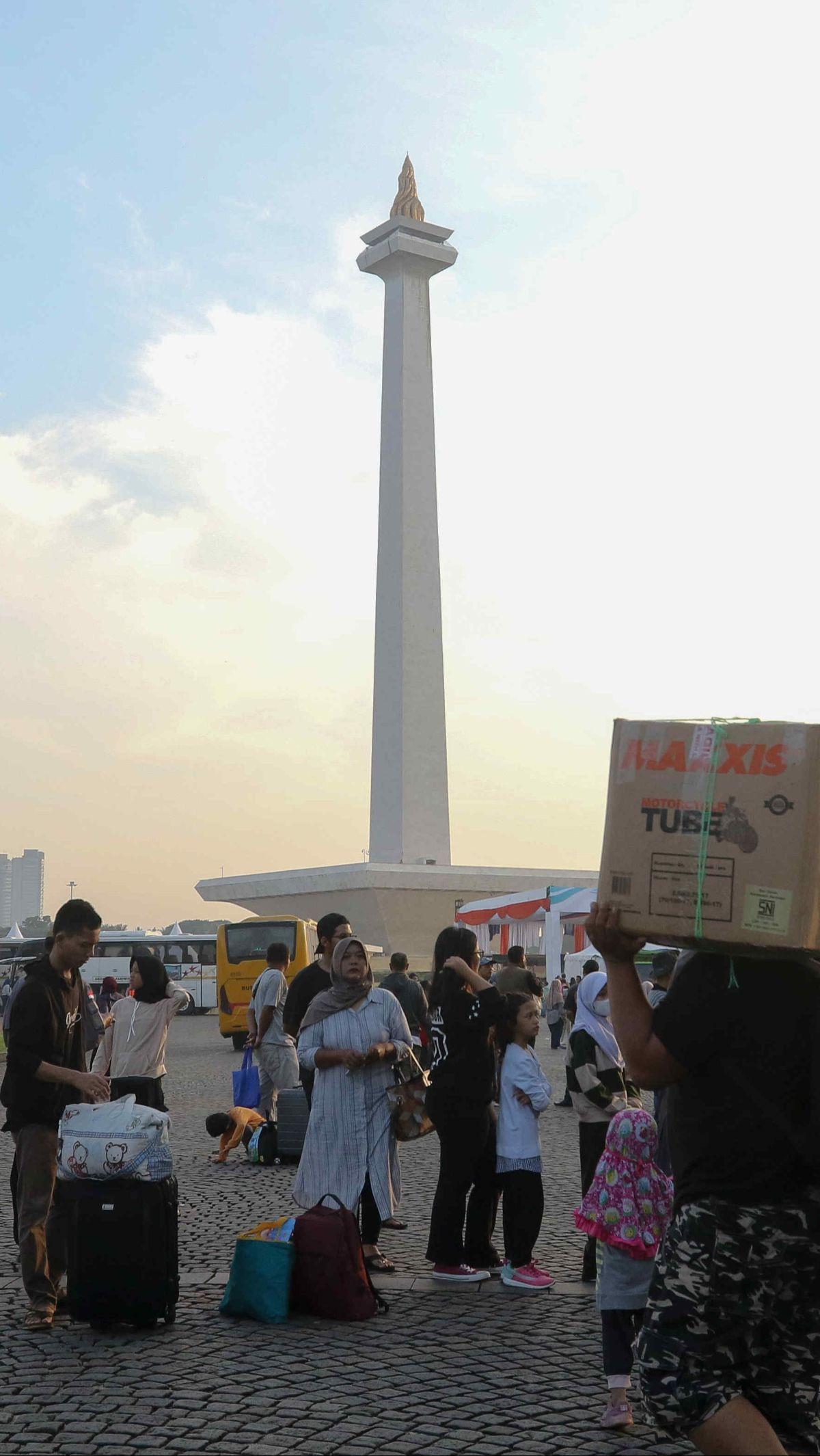 Pemberangkatan peserta mudik gratis Pemprov DKI dilakukan secara serentak dari Monas, pada Kamis (4/4) pagi.&nbsp;Liputan6.com/Herman Zakharia