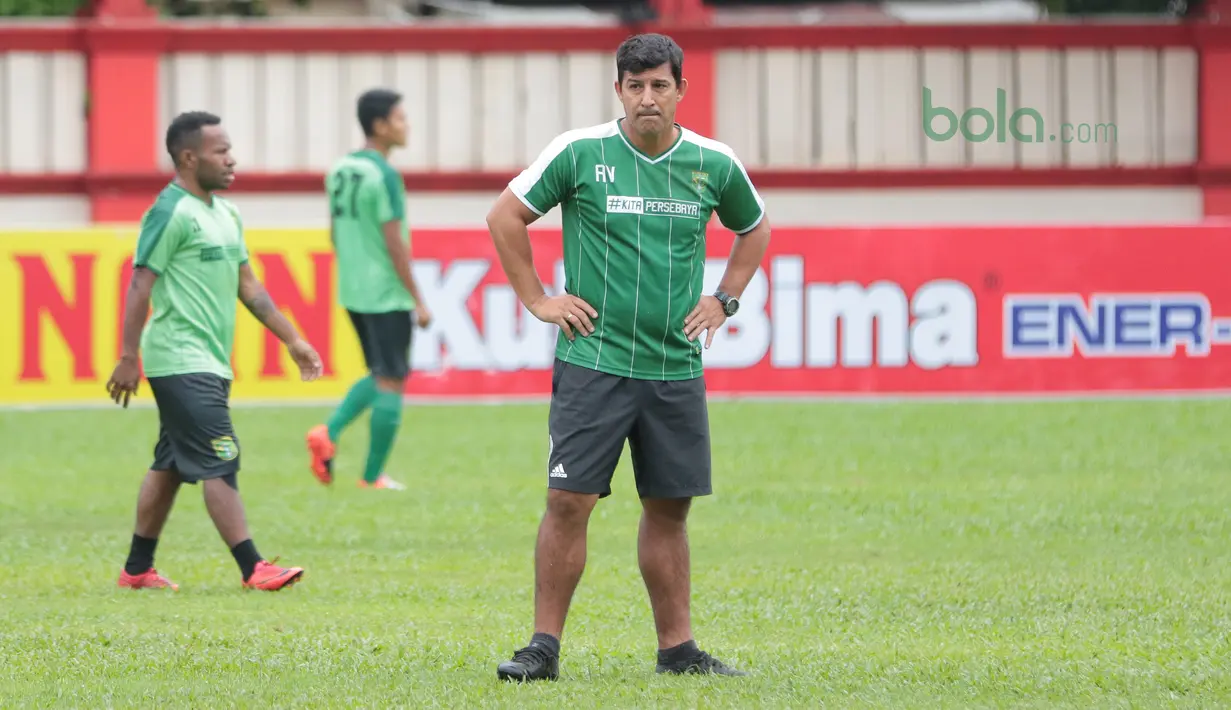 Ekspresi pelatih Persebaya, Alfredo Vera saat memimpin sesi latihan tim jelang laga Gojek Liga 1 bersama Bukalapak di Stadion PTIK, Jakarta, Senin (25/6/2018). Persebaya akan melawan Persija 26 Juni 2018. (Bola.com/Nick Hanoatubun)