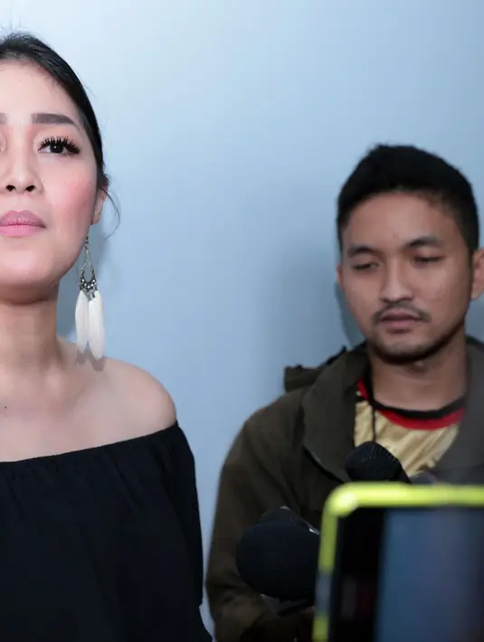 "Aduh, enggak. Belum (hamil). Ini karena emang lagi gemuk aja, basi nih ah ditanya hamil terus," kata Gracia Indri. (Deki Prayoga/Bintang.com)