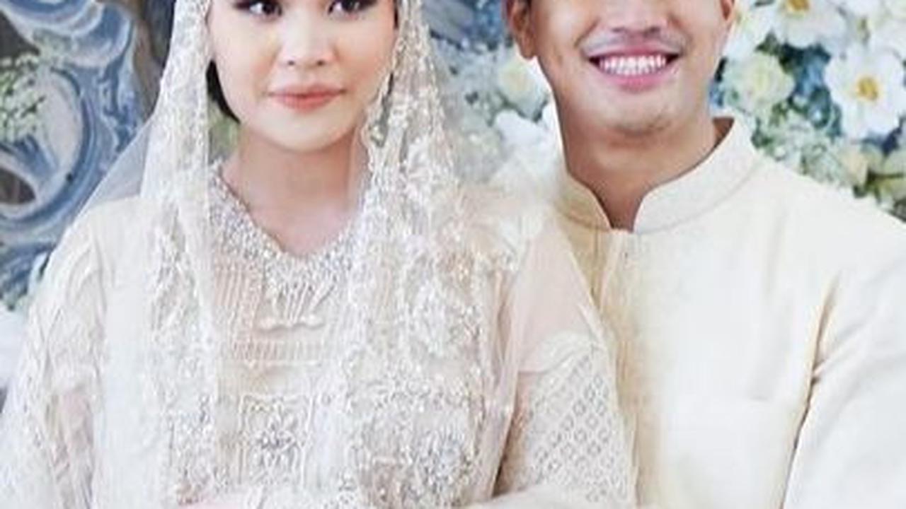 Di sisi lain dalam acara tasyakuran, Debby tampak begitu cantik dan memukau. <br>