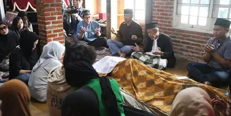 Kepergian Yon Koeswoyo menjadi duka dan luka bagi orang-orang terdekatnya. Terutama sanak keluarga dan para sahabat yang selama ini mengenal baik sosok Yon. (Bambang E.Ros/Bintang.com)