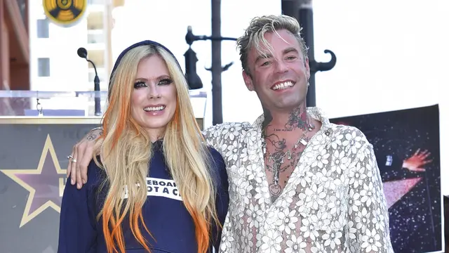 Avril Lavigne menerima bintang di Hollywood Walk of Fame. (Foto: Richard Shotwell/Invision/AP)