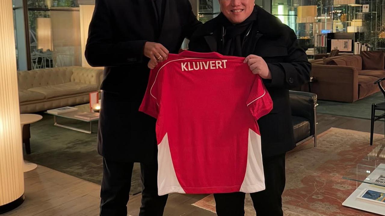 Senyum Semringah Pelatih Kluivert Dibawakan Oleh-oleh Erick Thohir