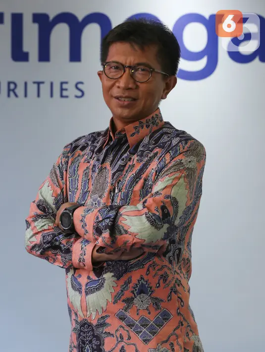 Direktur PT Trimegah Sekuritas Indonesia Tbk Syafriandi Armand Saleh saat sesi foto usai acara RUPST Trimegah Sekuritas di Jakarta, Rabu (26/8/2020). Perusahaan mencatatkan kinerja positif pada 2019 dana kelolaan hingga Rp 2,08 triliun, tumbuh 15% dari tahun lalu. (Liputan6.com/Fery Pradolo)