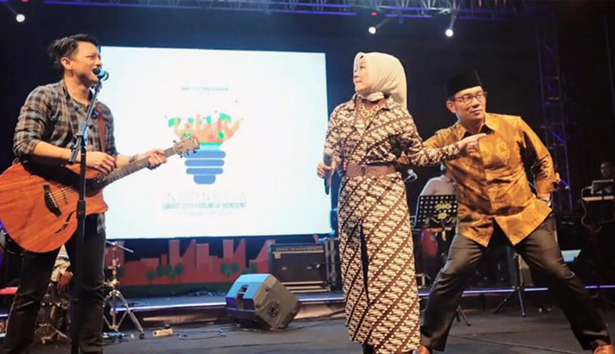 "Dengan tenaga dalam, menahan si cinta yang gak kobe dan hampir terbawa medan magnet @ariel_inst" tulis Kang Emil sebutan Wali Kota Bandung pada foto yang diunggah pada 2 September silam. (Instagram/ridwankamil)