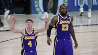 Pemain LA Lakers, Alex Caruso dan LeBron James, berselebrasi setelah mengalahkan Portland Trail Blazers pada Gim 3 playoff NBA di AdventHealth Arena, Wide World Of Sports Complex, Minggu (23/8/2020) pagi WIB. (Pool/Getty Image North America/Getty Image via AFP)