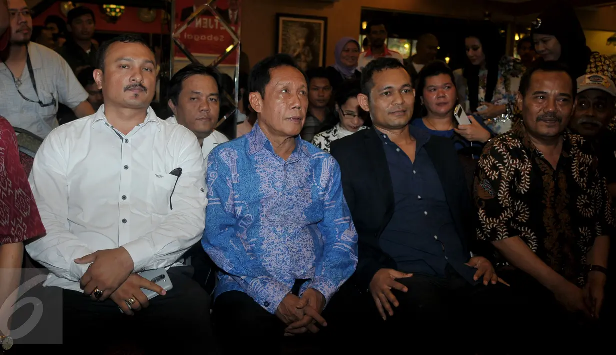 Ketua Umum PKPI Sutiyoso (kedua kiri) saat menghadiri acara deklarasi dukungan dari relawan Jokowi terhadap dirinya sebagai calon Kepala Badan Intelijen Negara (BIN), di Jakarta, Kamis (25/6/2015). (Liputan6.com/Johan Tallo)