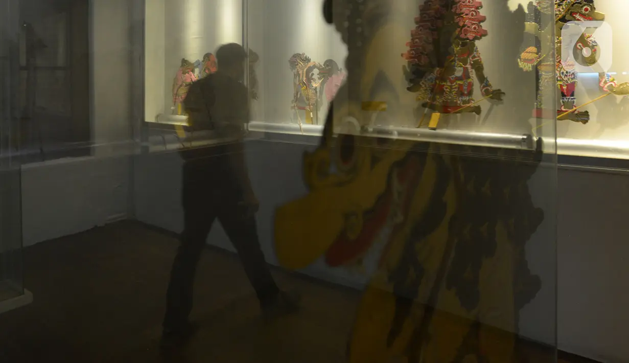 Refleksi pada kaca menunjukkan seseorang berjalan di Museum Wayang, Jakarta, Sabtu (13/6/2020). Museum yang berada di kawasan Kota Tua Jakarta tersebut mulai kembali dibuka saat pemberlakukan masa transisi PSBB dengan protokol kesehatan. (merdeka.com/Imam Buhori)