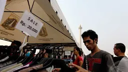 PRJ Monas ini dinilai lebih terjangkau harganya dibanding dengan PRJ Kemayoran yang diperuntukan masyarakat kelas menengah ke atas, Jakarta, Rabu (11/6/2014) (Liputan6.com/Faisal R Syam).