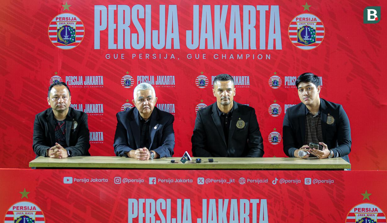 <p>Direktur Utama Persija Jakarta, Ambobo Janurianto (tengah kiri) saat memperkenalkan pelatih baru Persija Jakarta, Carlos Pena (tengah kanan) dan asisten pelatih Ricky Nelson (kiri) saat konferensi pers yang berlangsung di Nirwana Park, Bojongsari, Sawangan, Sabtu (29/06/2024). (Bola.com/Bagaskara Lazuardi)</p>