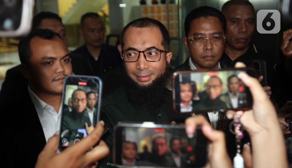 Direktur/Pemilik PT Zahra Oto Mandiri (Uhud Tour) yang juga pendakwah, Khalid Zeed Abdullah Basalamah, menjawab pertanyaan pewarta usai menjalani pemeriksaan di Gedung Merah Putih Komisi Pemberantasan Korupsi (KPK), Jakarta, Kamis (23/4/2026). (Liputan6.com/Helmi Fithriansyah)