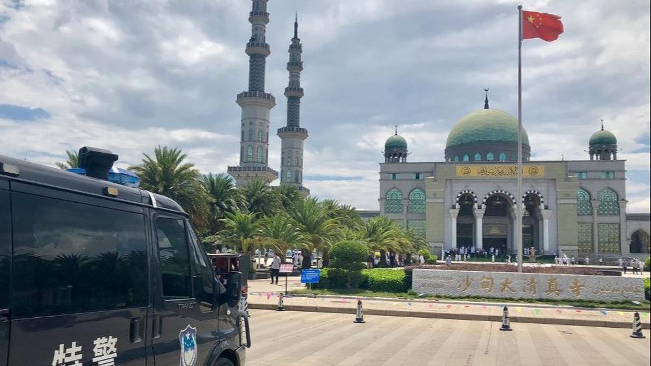 Masjid Shadian ini salah satu ikon kebanggaan  Hui. Saat masjid ini dibuka lagi pada 2010 setelah direnovasi sejak 2003, desainnya membuat tertarik banyak turis yang datang ke daerah tersebut. Tidak adanya tembok yang mengelilingi masjid membuat tempat ib