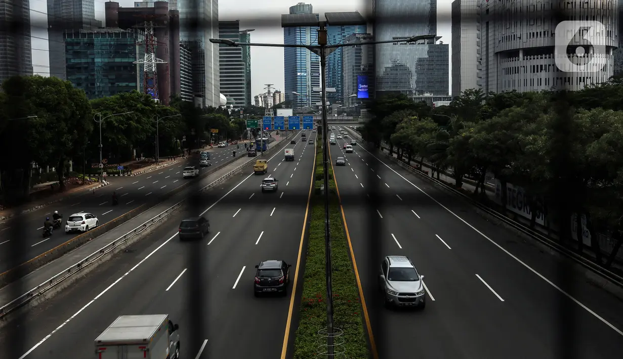 Sejumlah kendaraan melintasi jalan tol dalam kota di Jakarta, Rabu (9/2/2022). PT Jasa Marga berencana menaikkan tarif tol dalam kota pada ruas Tol Cawang-Tomang-Pluit dan Cawang-Tanjung Priok-Ancol Timur-Jembatan Tiga/Pluit sebesar Rp500. (Liputan6.com/Johan Tallo)