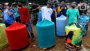 Warga mengikuti Lomba Kicau Burung Pra Piala Gubernur di Lapangan Banteng, Jakarta, Minggu (7/8/20222). Kegiatan ini dalam rangka memeriahkan Jakarta Hajatan ke-495 tahun dan hari kemerdekaan Republik Indonesia ke-77 tahun. (merdeka.com/Arie Basuki)