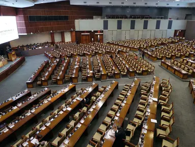 Anggota dewan duduk di antara puluhan bangku kosong saat berlangsung rapat paripurna DPR di Kompleks Parlemen, Senayan, Jakarta, Selasa (10/7). Salah satu hal yang dibahas adalah pelaksanaan APBN Tahun Anggaran 2017. (Liputan6.com/Johan Tallo)