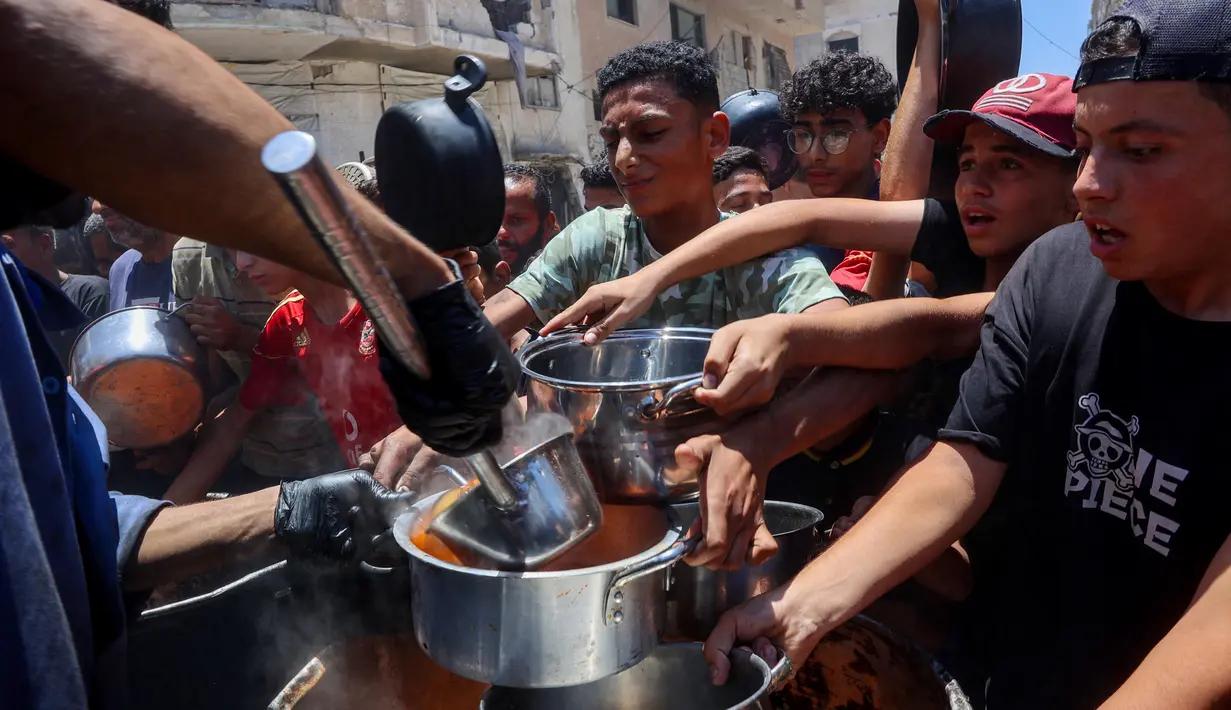 Meski bantuan bahan pangan mulai mengalir ke sejumlah wilayah di Gaza, setelah blokade total Israel sejak 2 Maret 2025, namun situasi kemanusiaan masih tetap memprihatinkan. (Omar AL-QATTAA/AFP)