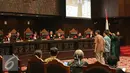 Dua saksi ahli yakni pengajar Fakultas Hukum UGM Zainal Arifin Mochtar dan Pakar Hukum Pidana UI Ganjar Laksamana saat disumpah sebelum sidang Uji Materi UU KPK  di Mahkamah Kontitusi, Jakarta, Selasa (23/6/2015). (Liputan6.com/Faizal Fanani)
