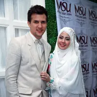 Risty Tagor terlihat memeluk mesra lelaki yang baru saja resmi menjadi suaminya, Stuart Collin. (M. Akrom Sukarya/Bintang.com)