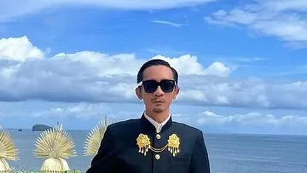 Foto-Foto Terkini Aming, Sekarang Tampil Gagah dengan Kemeja dan Jas