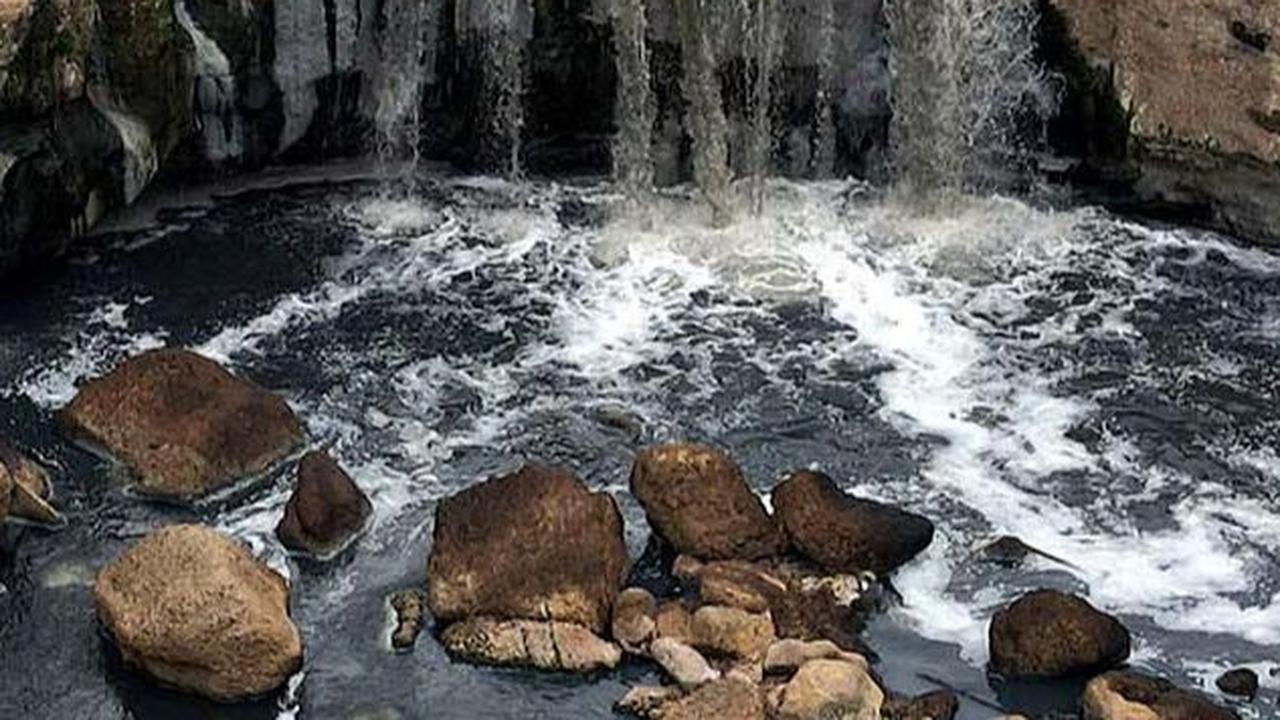 FOTO: Airnya Hitam dan Bau, Begini Potret Miris Curug Parigi di Bekasi yang Dulunya Indah Kini Tercemar Limbah
