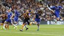 Bomber Chelsea, Diego Costa, berupaya membobol gawang Hull. Gol kemenangan Chelsea tercipta pada menit ke-69 melalui Diego Costa yang mengubah kedudukan menjadi 2-0. (Reuters/Carl Recine)