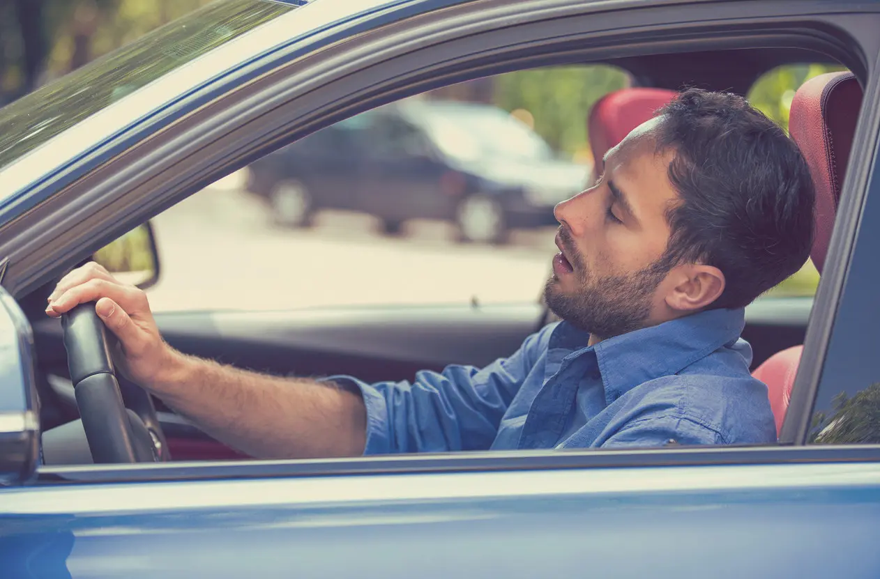 Menempuh perjalanan mudik yang panjang membuat para pemudik berisiko mengalami microsleep yang bisa mengancam nyawa. (Foto: iStockphoto)