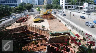 Sejumlah pengendara melintas di dekat pembangunan MRT di kawasan Blok M dan Sudirman, Jakarta, (23/7). Wagub Djarot Saiful Hidayat mengatakan Pemprov DKI akan mengambil langkah konsinyasi untuk mempercepat pembebasan lahan.(Liputan6.com/Helmi Afandi)