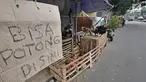 Suasana pedagang ayam di kawasan jalan raya Bogor KM 32, Depok, Selasa (12/6). Menjelang perayaan Idul Fitri 1439 H, para pedagang ayam dan entok mulai memadati pinggir jalan raya Bogor KM 32. (Liputan6.com/Herman Zakharia)