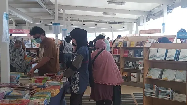 Menjelajah Dunia Lewat Buku di Atas Kapal Doulos Hope