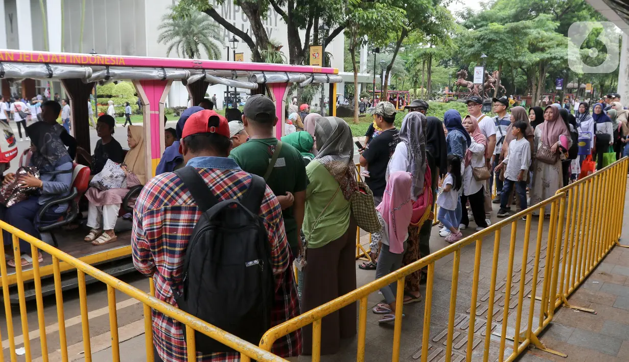 Libur panjang perayaan Waisak 2025 dimanfaatkan sebagaian warga untuk berwisata di Taman Mini Indonesia Indah (TMII), Jakarta, Senin (12/5/2025). Menurut pengelola TMII kunjungan pada hari libur Waisak hingga pukul 12.00 WIB tercatat mencapai 13 ribu orang. (Liputan6.com/Herman Zakharia)