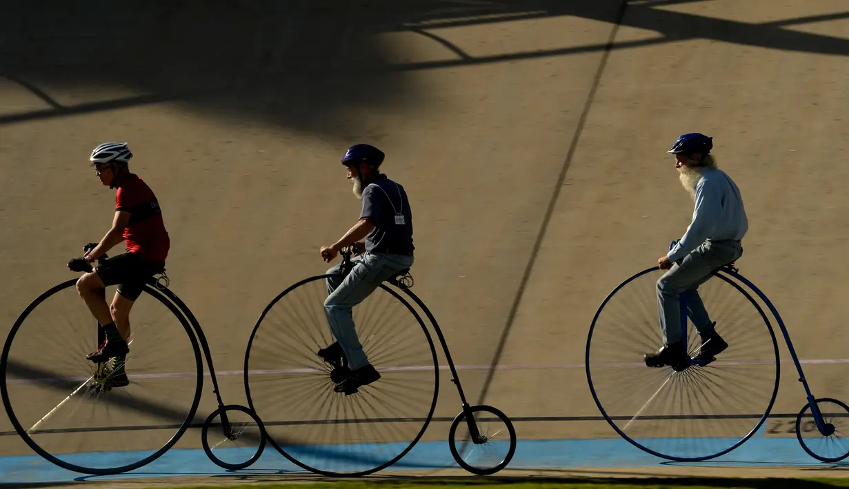 Sejumlah peserta mengendarai sepeda klasik saat kegiatan Sydney Classic Bicycle Show 2017 di Canterbury Velodrome di Sydney (6/5). Ajang ini menampilkan sepeda dari tahun 1800 sampai sekarang. (AFP Photo/Peter Parks)