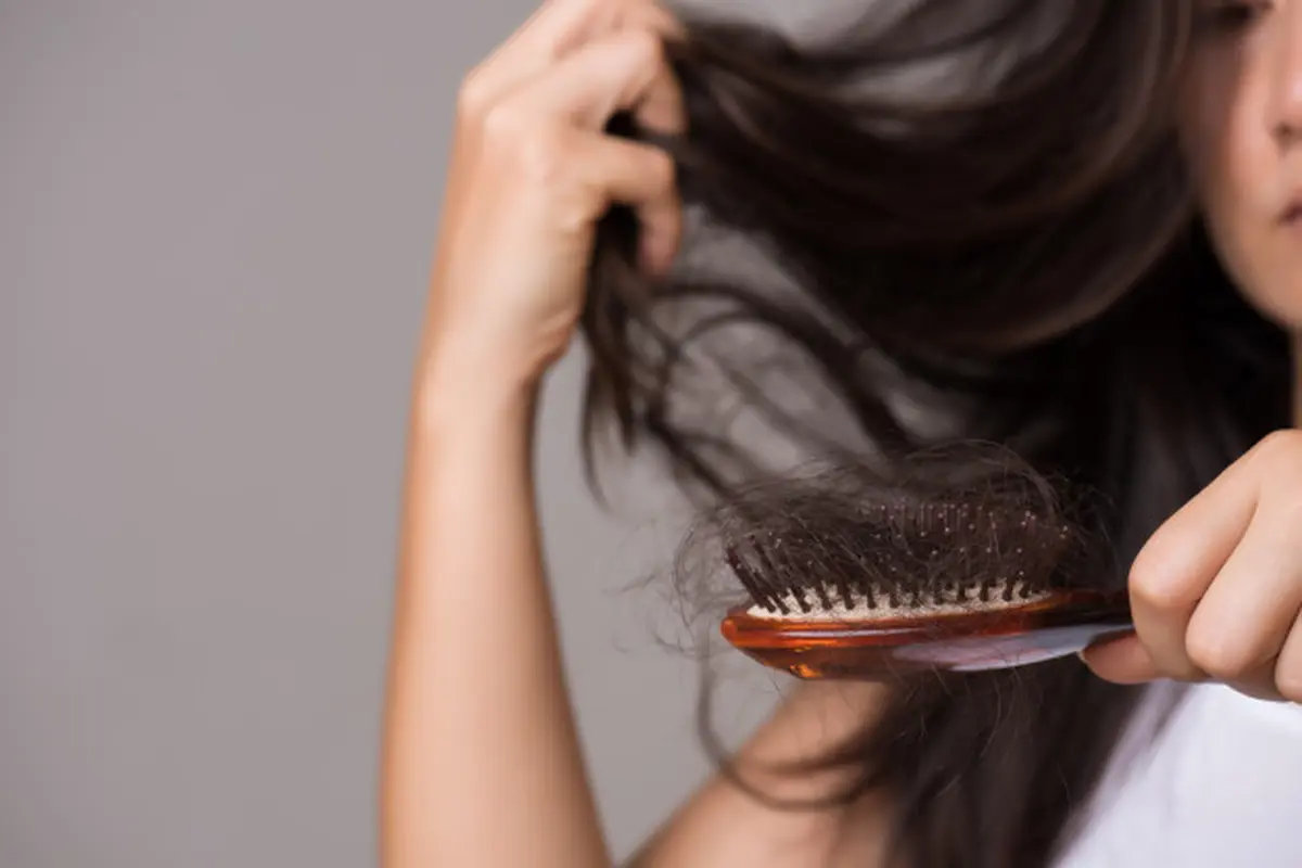 Gambar Ilustrasi Wanita Mengalami Rambut Rontok