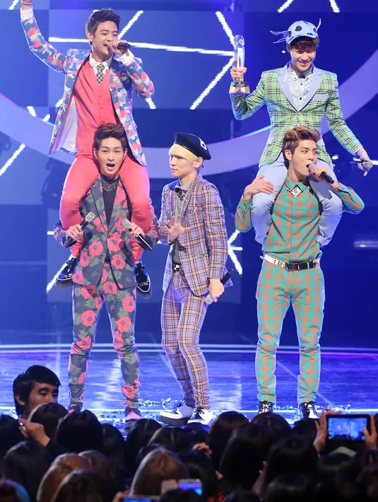 Dalam merayakan hari musik di Korea Selatan, Shinee mempersembahkan single yang bertajuk 'Replay', yang berhasil menggebrak para penonton yang menyaksikan langsung konser mereka. (AFP/Bintang.com)