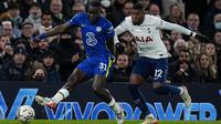 Bek Chelsea, Malang Sarr berusaha mengumpan bola dari kawalan pemain Tottenham, Emerson Royal pada leg kedua semifinal Piala Liga Inggris di Stadion Tottenham Hotspur di London, Kamis (13/1/2022). Chelsea menang tipis atas Tottenham 1-0. (AP Photo/Alastair Grant)