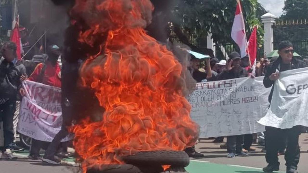 Massa Demo Pro dan Kontra Hak Angket Ricuh di Depan DPR, Saling Dorong dan Lempar Botol
