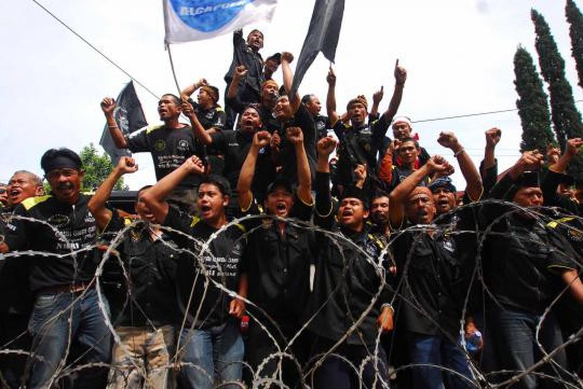 Massa GMBI minta Aceng segera turun dari jabatannya