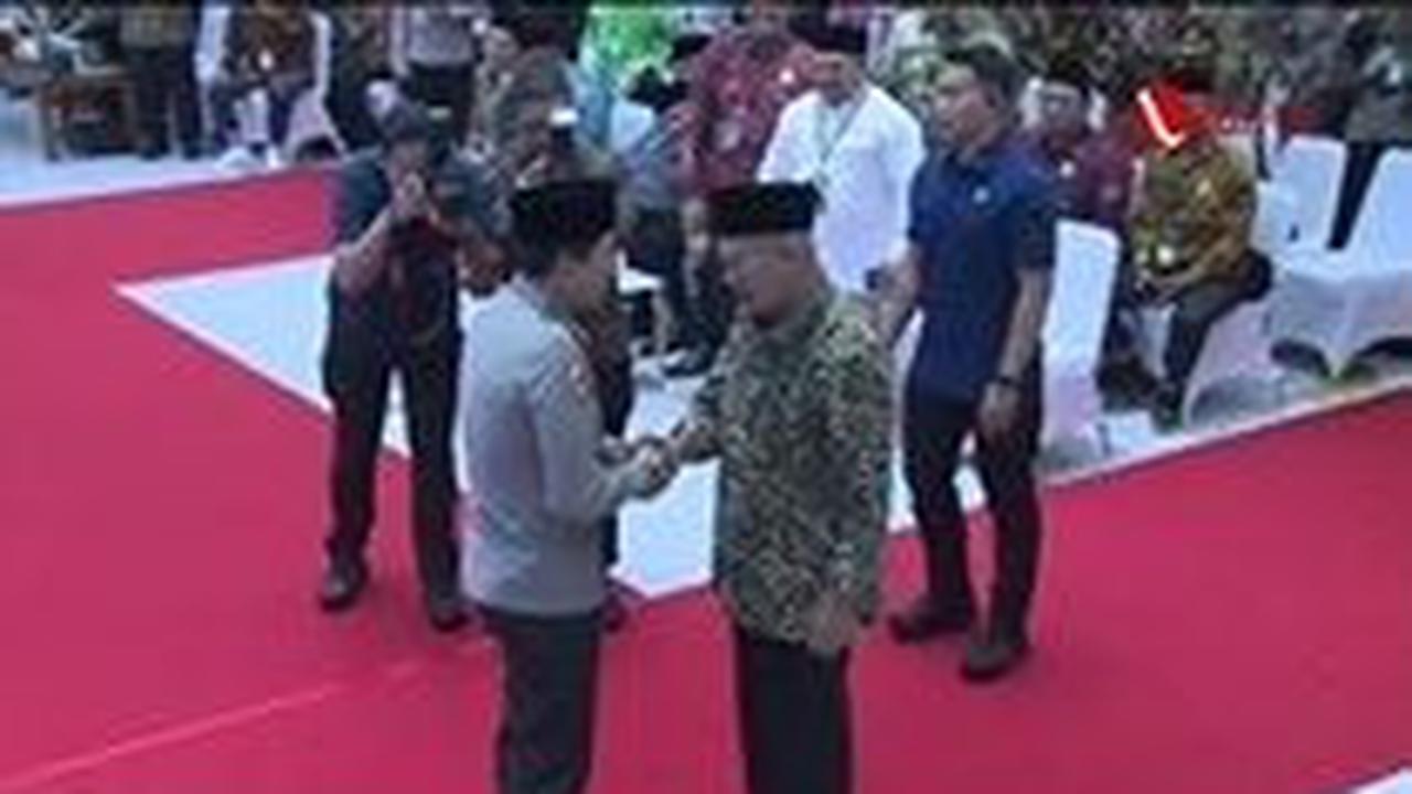 Dalam video, Dofiri terlihat sempat bingung ketika moderator acara belum menyebut sosok yang dimaksud.