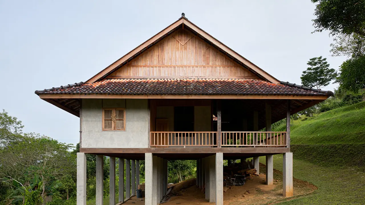 Model Rumah Panggung Sederhana yang Cocok di Lahan Miring