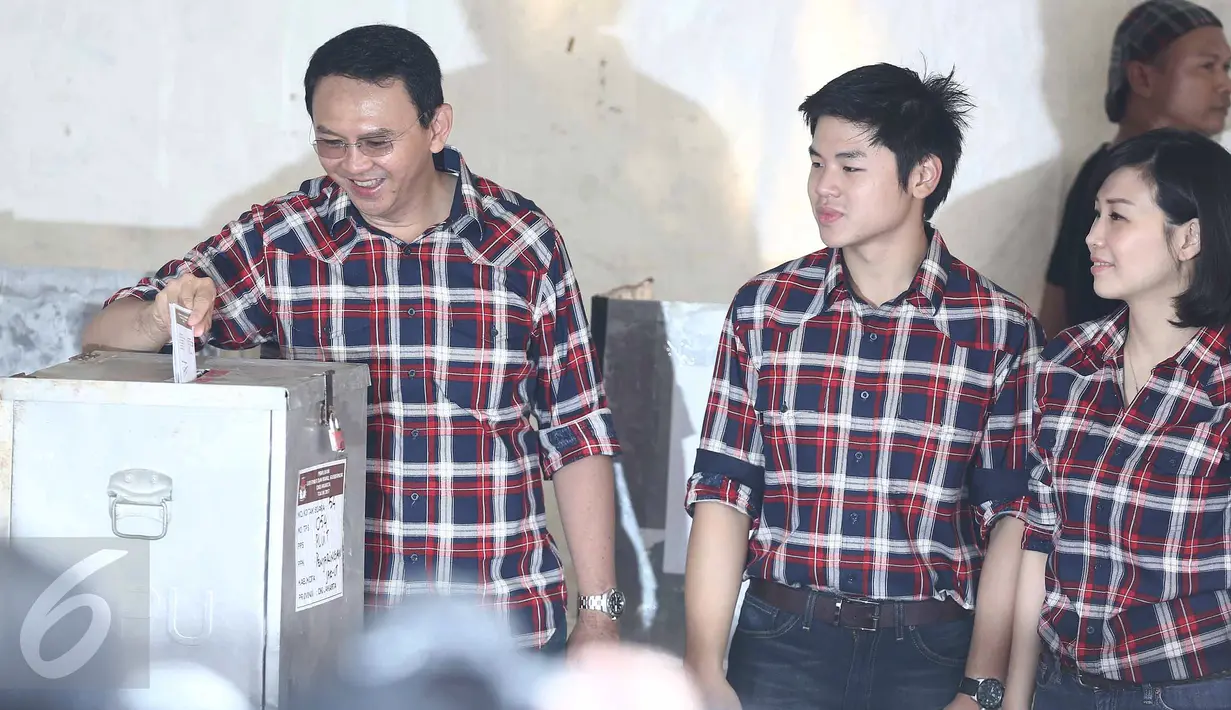 Cagub DKI Jakarta, Basuki T Purnama memasukan surat suara saat mengikuti Pilkada DKI 2017 di TPS 054 Pantai Mutiara, Jakarta Utara, Rabu (15/2). (Liputan6.com/Faizal Fanani)